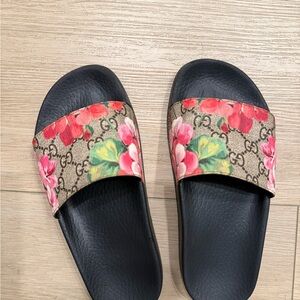 Gucci Women's Floral Sandals - Pink and Black
